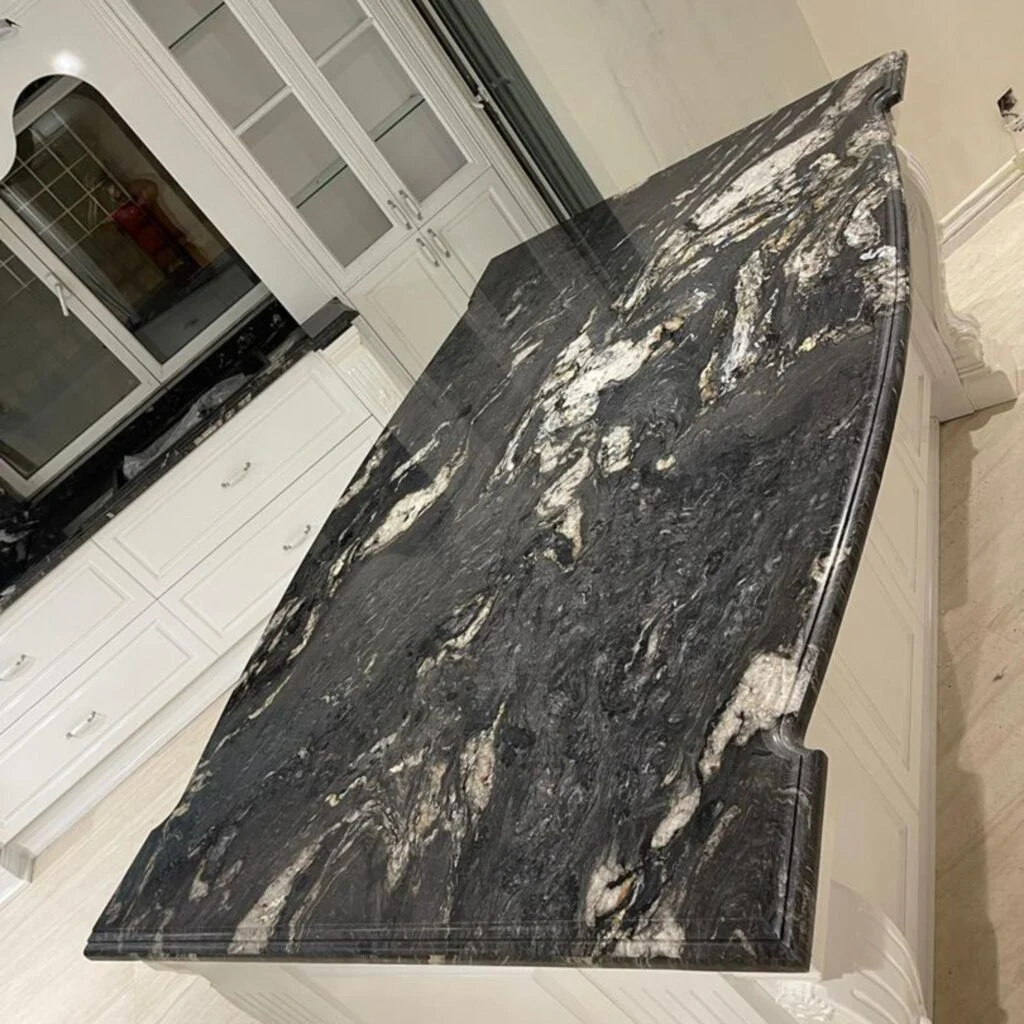 سنگ اسلب مشکی با رگه‌های سفید برای صفحه کابینت آشپزخانه