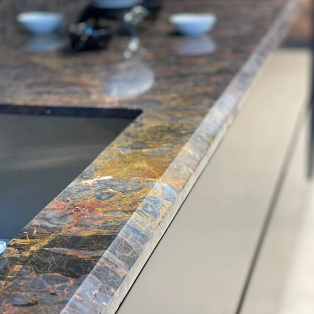 راهنمای جامع انتخاب بهترین صفحه کابینت آشپزخانه و مقایسه۳سنگ محبوب 5 صفحه کابینت سنگ رادمن