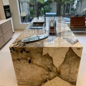 نصب سنگ اسلب روی جزیره آشپزخانه