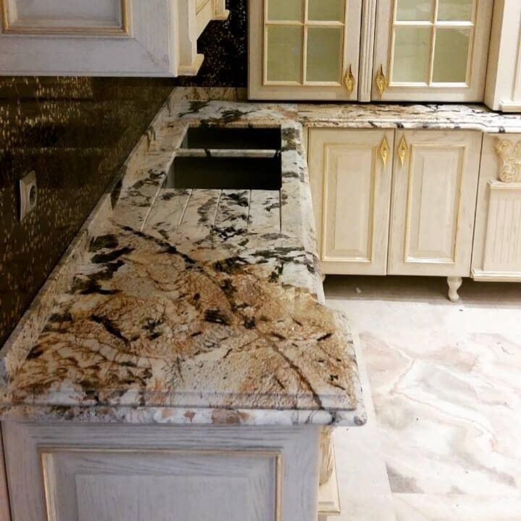 گرانیت طلایی با ذرات درخشان