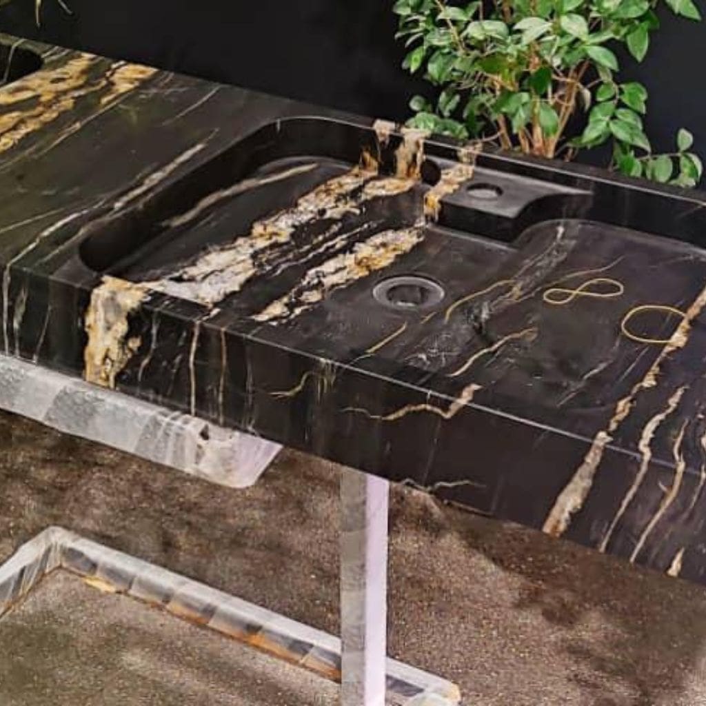 مرمر سیاه با رگه‌های طلایی