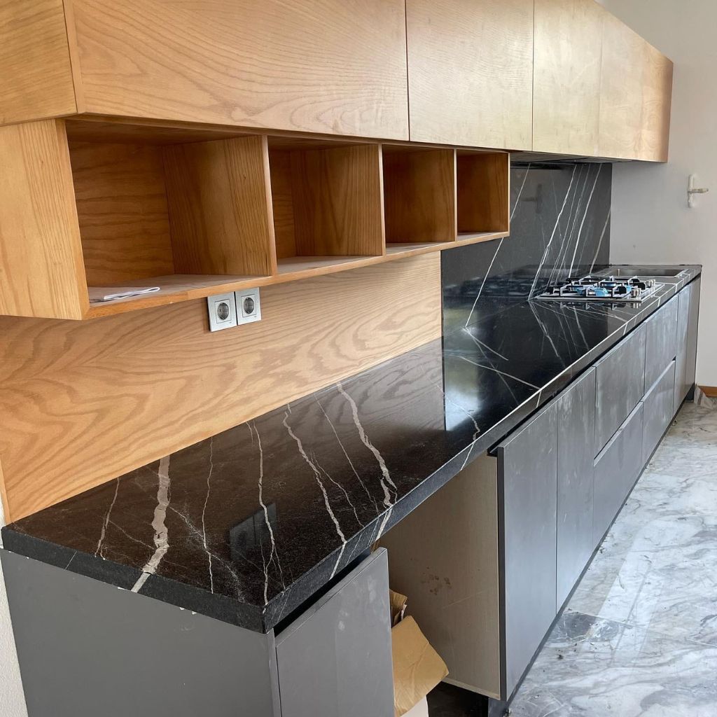 ترکیب چوب طبیعی و سنگ مشکی رگه‌دار در دکوراسیون مدرن