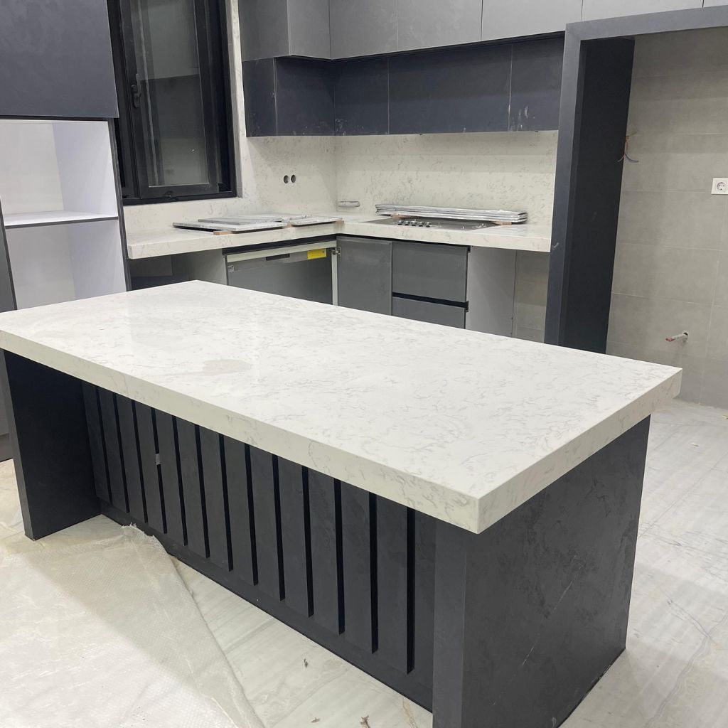 آشپزخانه مدرن طوسی با جزیره مرکزی سفید و پایه طوسی پررنگ