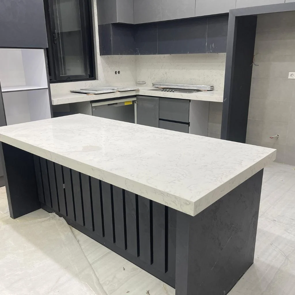 نصب کانترتاپ کوارتز روی صفحه کابینت مدرن