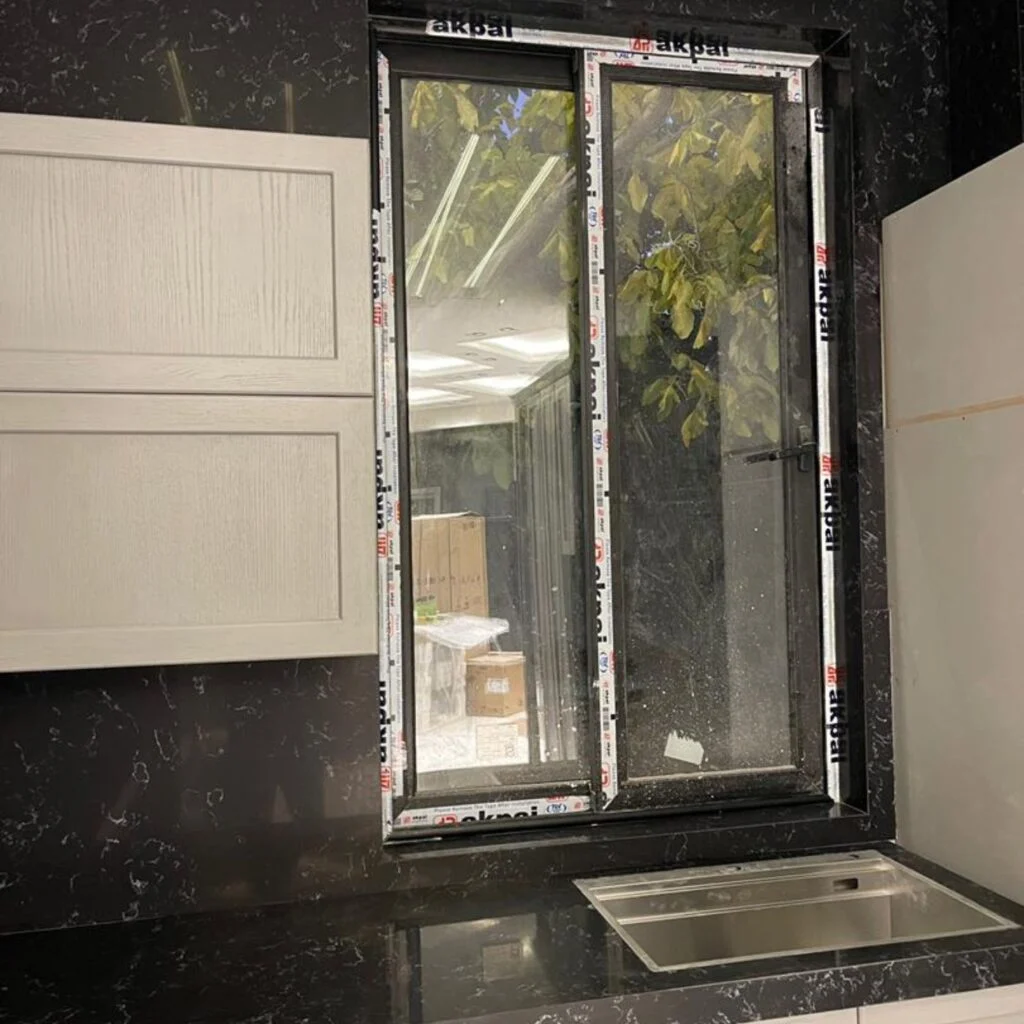 سنگ مشکی و فضای طبیعی