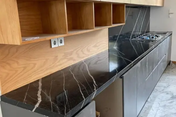 صفحه کابینت کوارتز مشکی با رگه‌های طوسی
