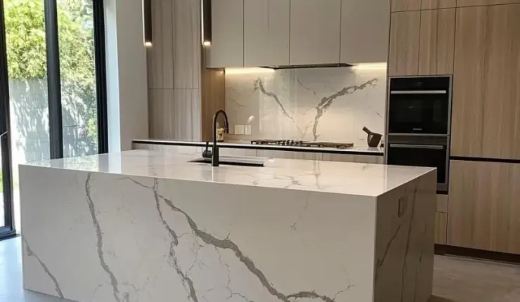 صفحه کابینت با لبه ضخیم‌نما در آشپزخانه مدرن